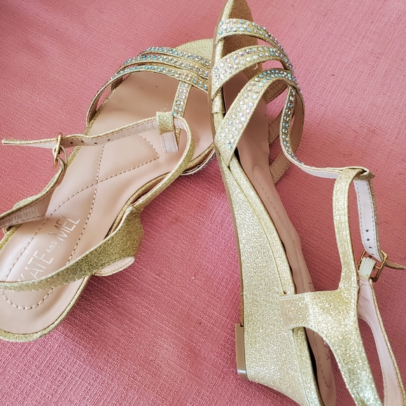New size 9.5 dress sandals - Picture 3 of 3